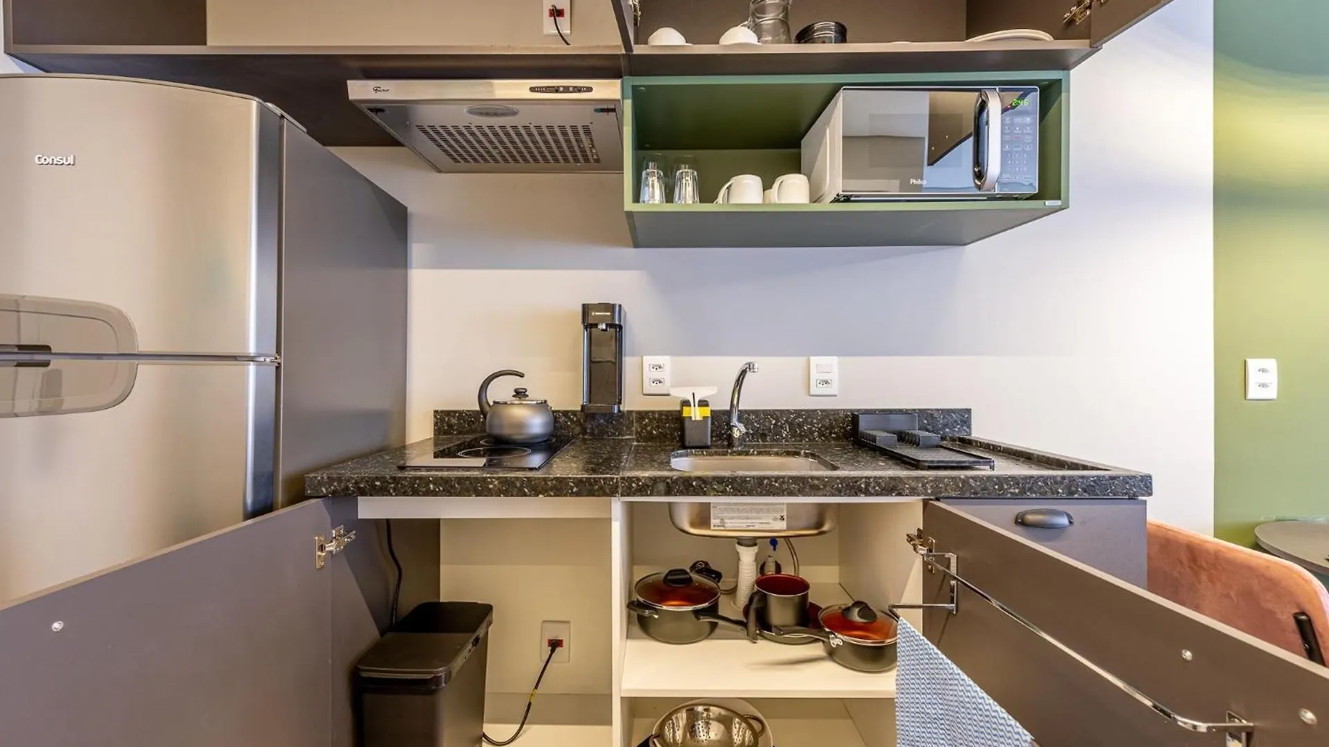 Xtay Cais Rooftop - Estudios Completos Com Wifi E Academia, No Centro Historico De Porto Alegre Бразилия