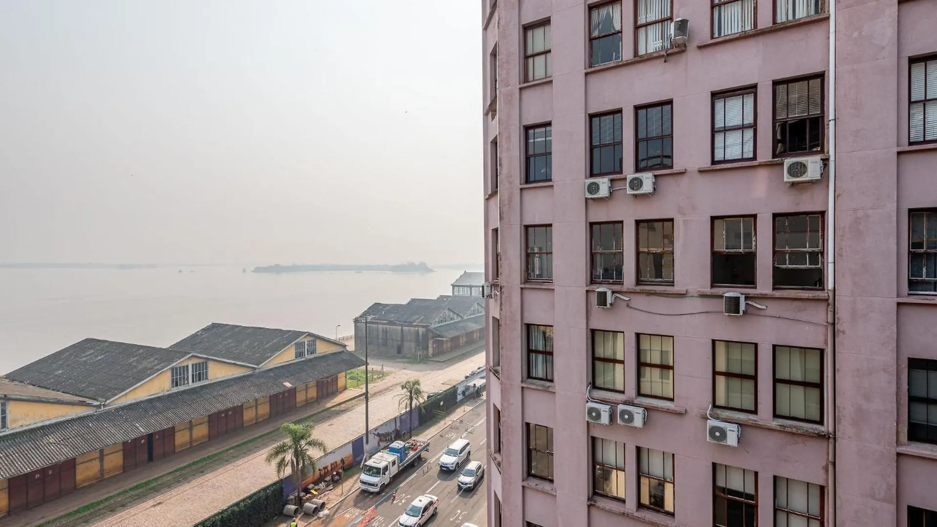 Xtay Cais Rooftop - Estudios Completos Com Wifi E Academia, No Centro Historico De Porto Alegre Апартаменты